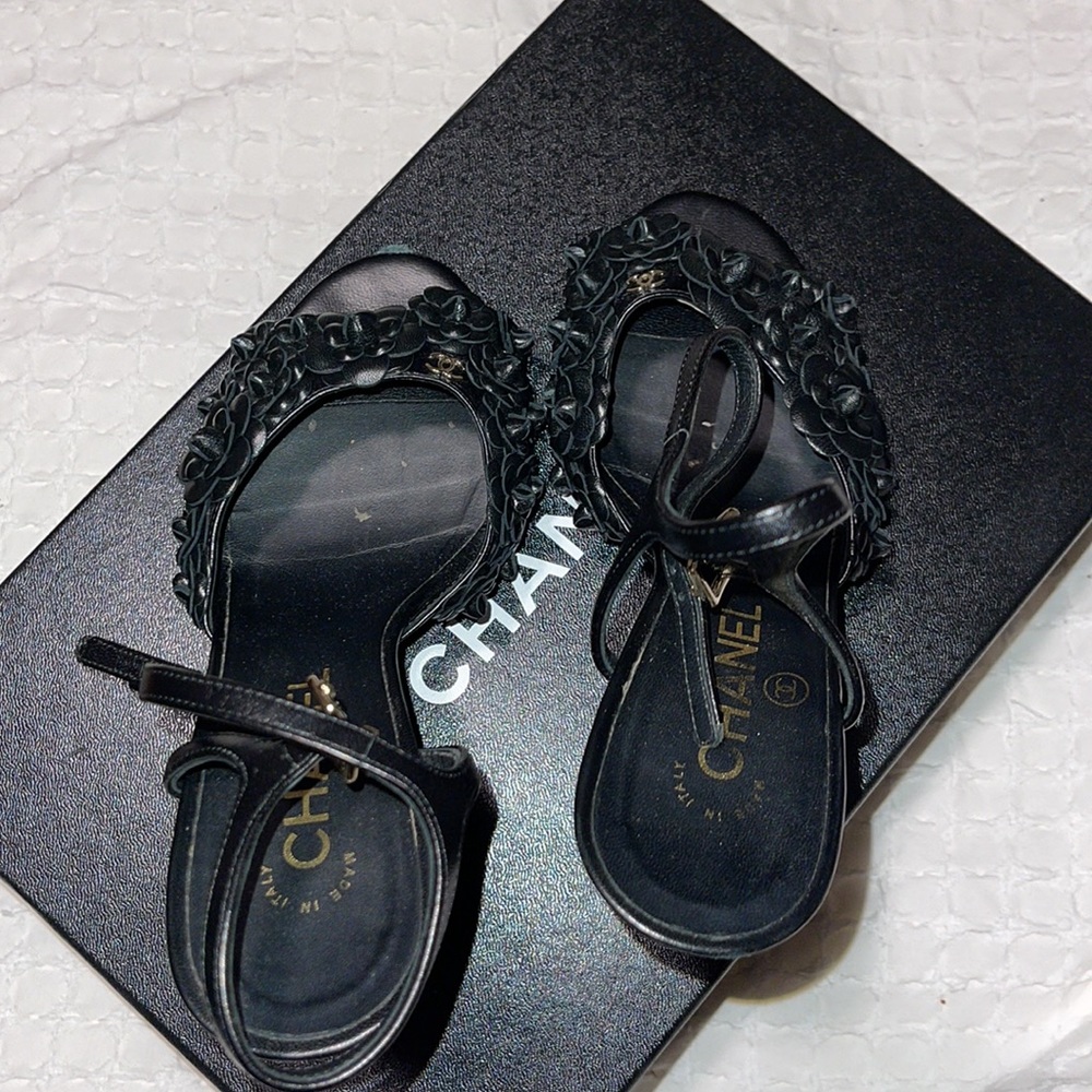 Chanel camellia flower leather black heels - Picture 4 of 4